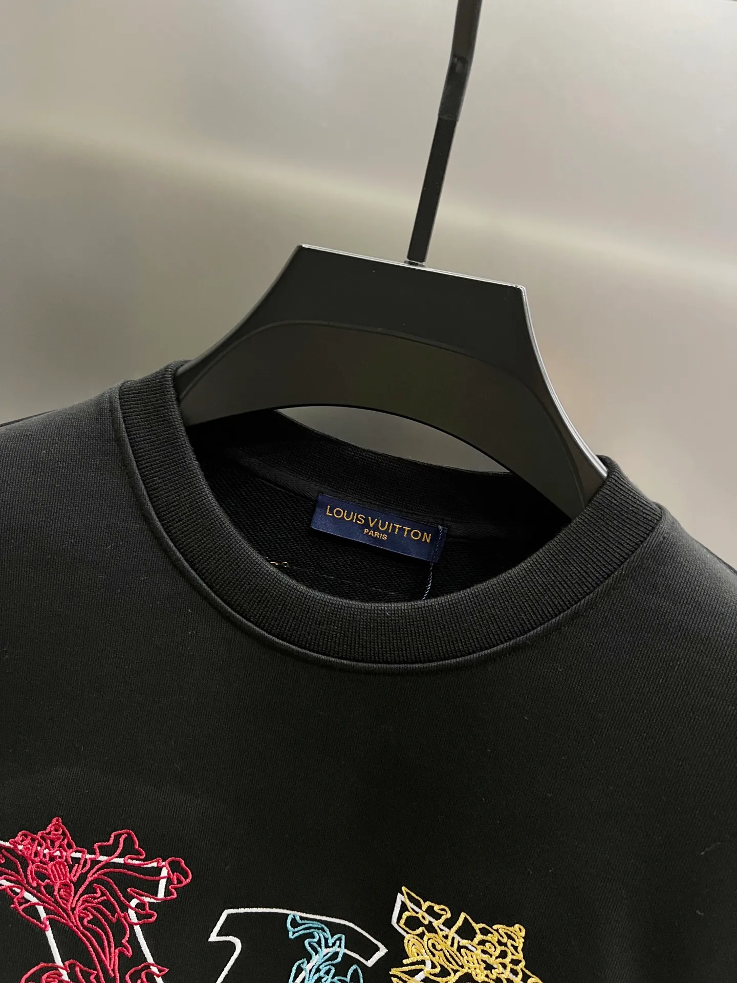 🅿️290 1v Louis* 2025 autumn and winter new style, customized 430g double yarn fabric, round neck long-sleeved sweatshirt, classic three-dimensional embroidery design, high-end version! The same loose version for men and women S M L XL XXL five sizes color black white
